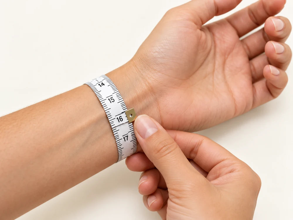 How to measure wrist circumference with a measuring tape